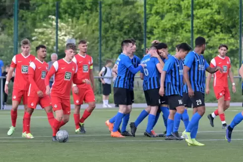 Höhepunkt der Saison: FC Speyer 09 (blau) besiegt den 1. FC Kaiserslautern II 4:1.