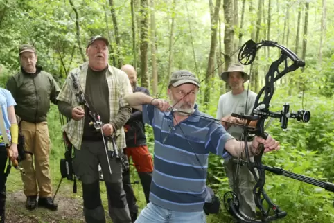 Thomas Welter (Pfeddersheim) an einem der 28 Ziele im 3D-Parcours der Schützengilde Hinzweiler. 