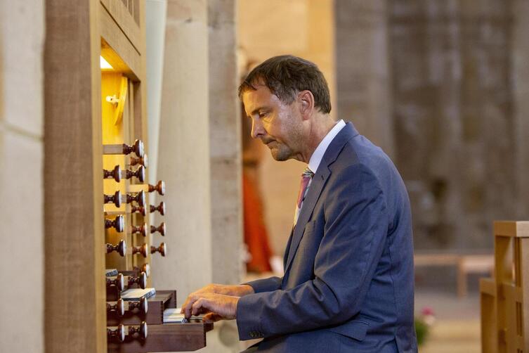  Orgelmusik mit Pfiff von Thomas Riegler spielte Jochen Steuerwald an der Orgel 
