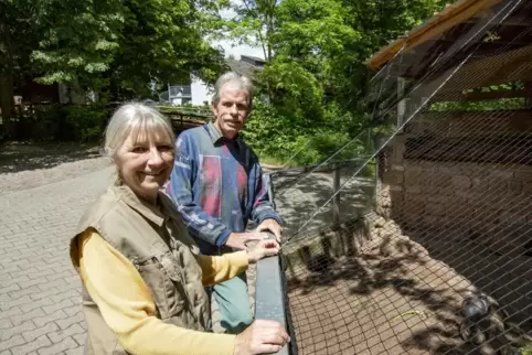 Helfen seit Jahren mit Begeisterung im Zoo: Hildegard und Karl-Ludwig Kunz.