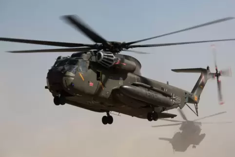 Der Transporthubschrauber von Typ CH-53 wird seit 1972 von der Bundeswehr genutzt und ist mittlerweile sehr wartungsanfällig. 