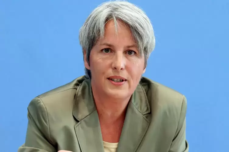 Kerstin Claus (52), die als Jugendliche von einem evangelischen Pfarrer missbraucht wurde, lebt in Nieder-Olm im Landkreis Mainz