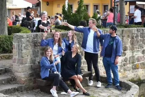  Kerwebuwe und Kerwemädels feiern gemeinsam mit Weinprinzessin Sophie I. Bielmeier das Friedelsheimer Burgweiherfest.