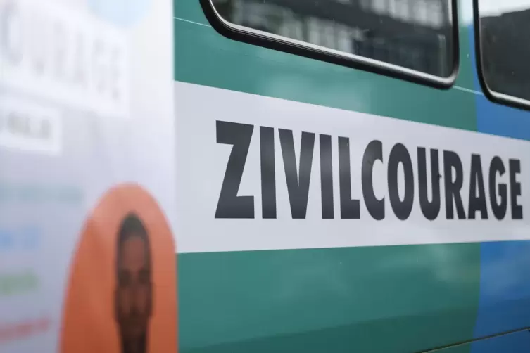 Eine mit „Zivilcourage“ beklebte Straßenbahn im Zuge der Kampagne „Tu was“.