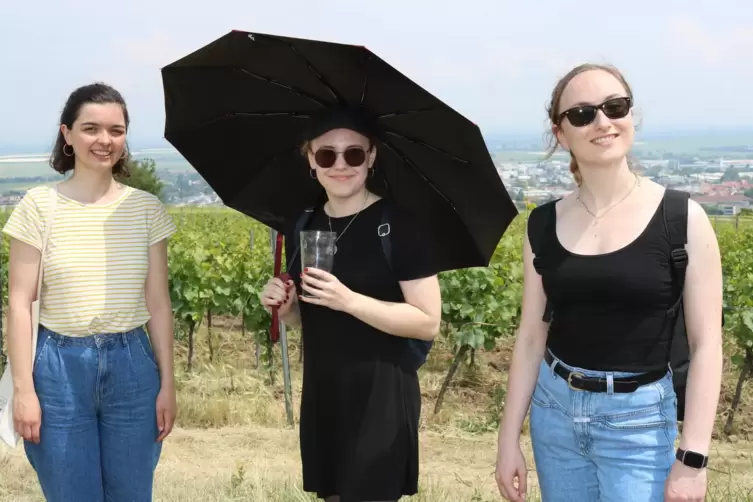Drei Freundinnen in bester Stimmung und gut gegen die Sonne geschützt (von links): Theresa Gilcher, Helena Klingler und Paula Uh