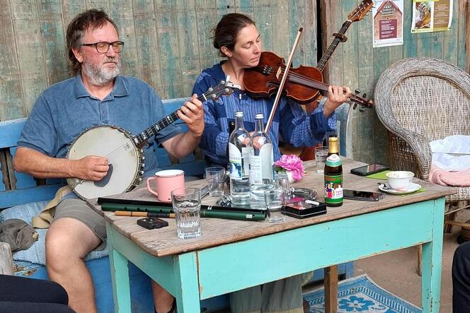 Zünftige Weisen aus Irland gab es an Pfingstsonntag auf dem Erdmannshof – auf dem Foto Hausherr Thomas Erdmann mit Astrid Kleber