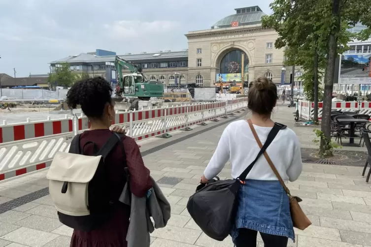 Auf dem Heimweg: Clara de Olivira Seyler und Lena Sophie Geuer sch&auml;tzen St&auml;dtereisen, gutes Essen und Musicals durchaus. 