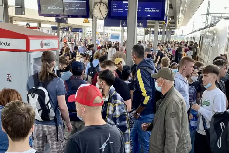 Viele Menschen drängen sich am Pfingstmontag am Bahnsteig am Mannheier Hauptbahnhof.