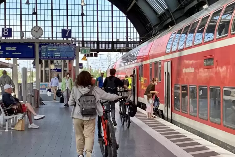 Dieser Zug von Karlsruhe nach Konstanz ist so voll, dass einige lieber drau&szlig;en blieben. Die beiden Radfahrer zw&auml;ngen sich trotzd