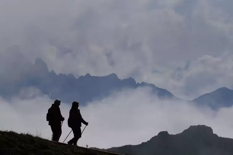 Weg in Richtung H&uuml;tte einschlagen