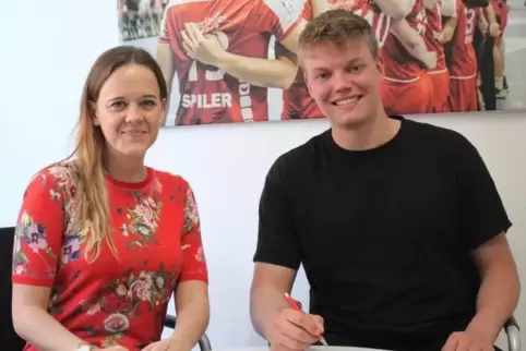 Eulen-Geschäftsführerin Lisa Heßler und Neuzugang Kasper Manfeldt Hansen bei der Vertragsunterzeichnung.