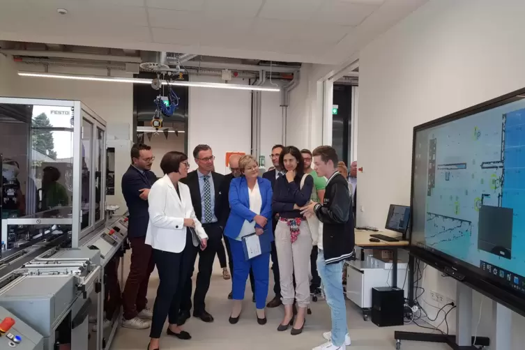 Ein Schüler erklärt bei der Einweihung die „Smart Factory“.