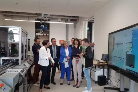 Ein Schüler erklärt bei der Einweihung die „Smart Factory“.