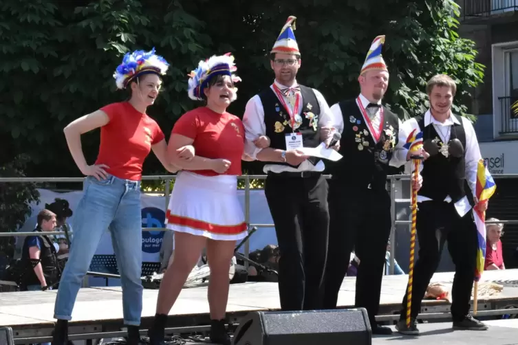 Zweibr&uuml;cker Fasnachter stellen den Franzosen ihr Hobby vor.