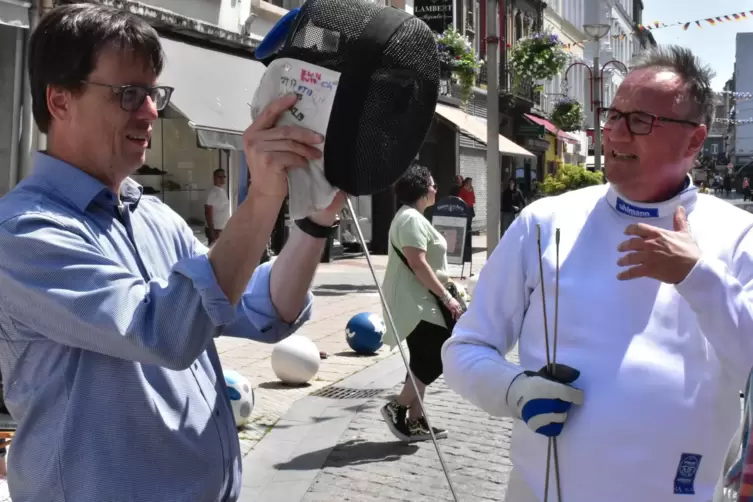 Marold Wosnitza pr&uuml;ft die Ausr&uuml;stung der Zweibr&uuml;cker Fechter.