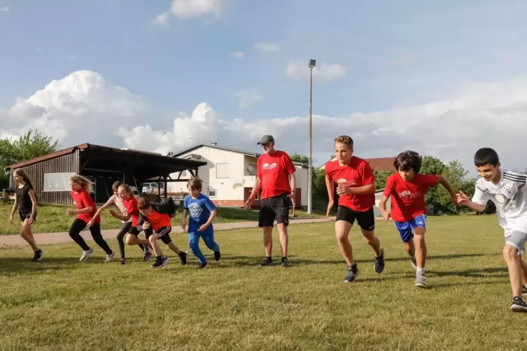 Beim SV B&ouml;rrstadt leitet Otto-Erich Juhler das Nachwuchstraining der Leichtathleten seit 2019. Auch Elena Hartmann war einst sei