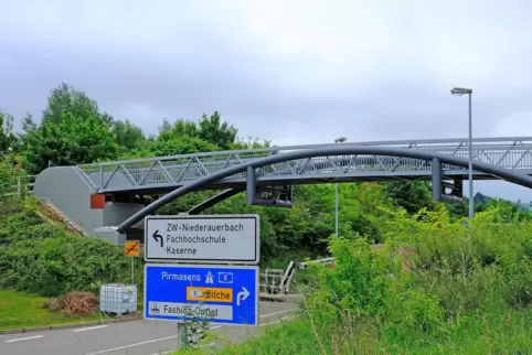 Die neue Fußgängerbrücke am Bubenhauser Kreisel wurde am Freitag, 3. Juni, installiert. 