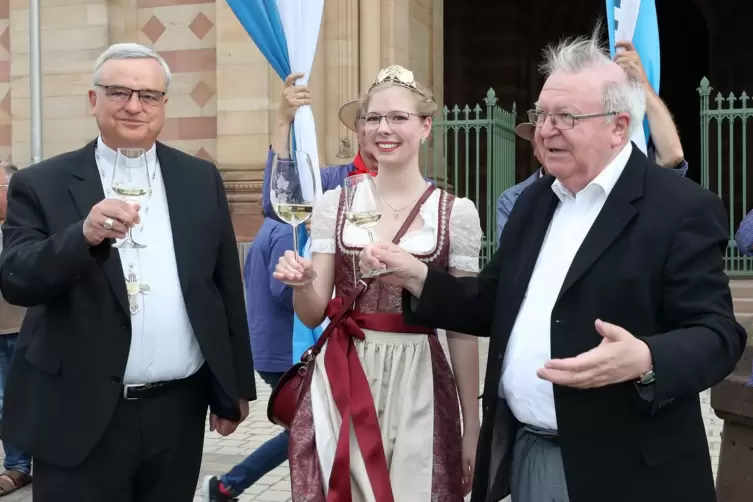 Übergabe des Weinzehnts am Freitag: Bischof Karl-Heinz Wiesemann (links), Weinprinzessin Marlen und Weihbischof Otto Georgens (r