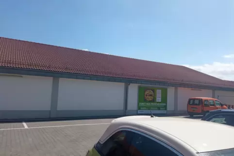 Wird abgebaut: Das Dach der Wörther Lidl-Filiale.