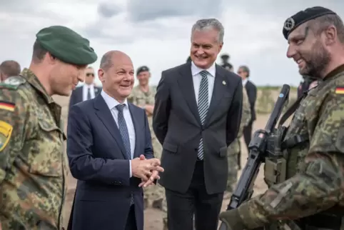 Bundeskanzler Olaf Scholz (SPD), besucht das Camp Adrian Rohn in Litauen, in dem mehr als 1000 Bundeswehr-Soldaten stationiert s
