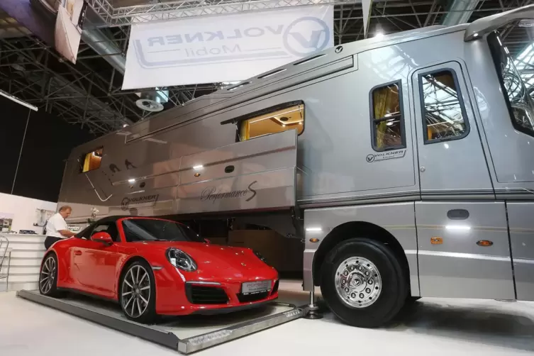 In dieses Luxus-Reisemobil passt ein Porsche rein. 