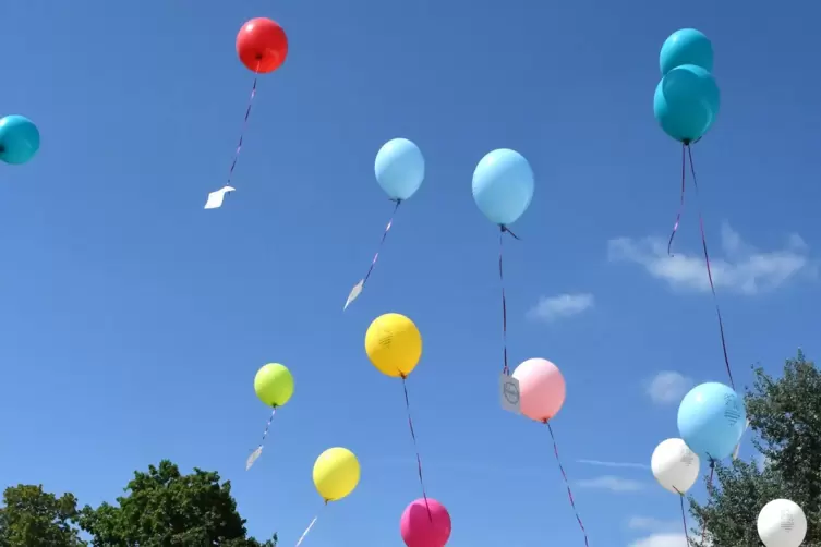Gehört zur Großniedesheimer Kerwe dazu: ein Ballonweitflug-Wettbewerb für Kinder.