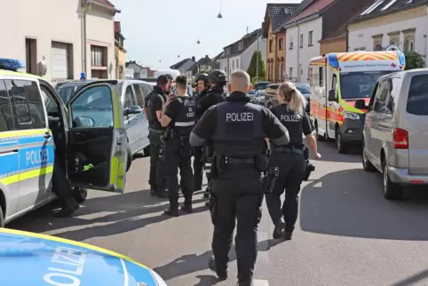 Der Polizeieinsatz in Saarbrücken-Klarenthal dauerte den gesamten Freitag an. Der Schütze war schon wiederholt wegen Verstößen g