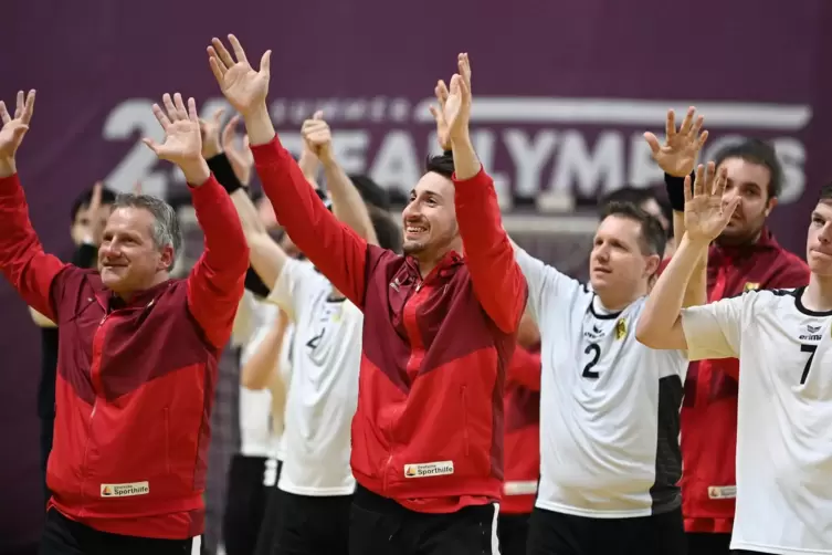 Die Freude überwog bei den deutschen Gehörlosen-Handballern nach dem Gewinn der Silbermedaille.