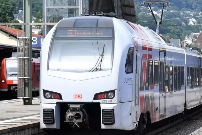Beim RE 1 (vorne) gibt es durch das 9-Euro-Ticket größere Probleme als bei der S-Bahn (links).