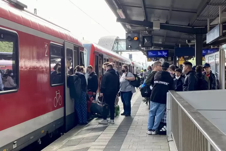 Der &bdquo;Rheintal-Express&ldquo; von Karlsruhe &uuml;ber Neustadt (Foto) nach Koblenz ist interessant f&uuml;r Ausfl&uuml;gler und Reisende &uuml;ber weite St