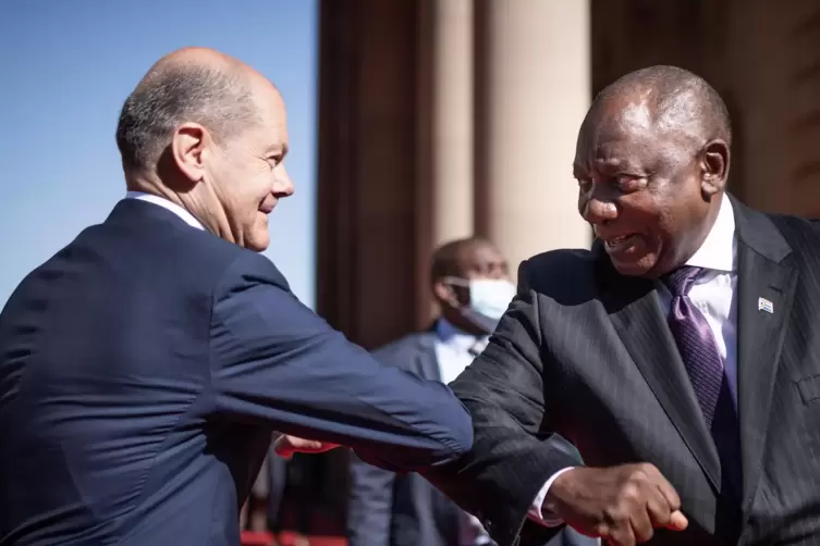 Besuch Ende Mai beim afrikanischen Hoffnungsträger: Kanzler Olaf Scholz wird von Südafrikas Präsident Cyril Ramaphosa coronakonf