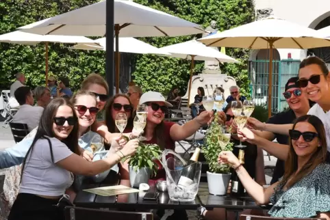 Ihr Burg- und Weinfest feiern die Wachenheimer im September. Aber auch im Juni soll, wie hier in der Sektkellerei, Feststimmung 