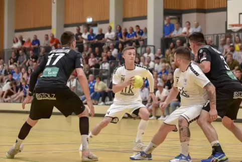  In Weiß die OBK-Spieler Jan Gerbershagen (mit Ball) und Axel Risser. Links Marco Magro-Arzt, rechts Jeremias Christmann. 