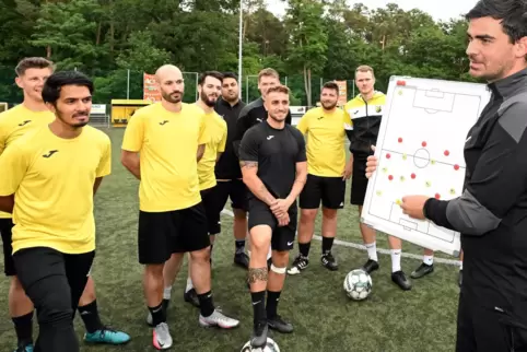 VfB-Trainer Sebastian Schulz bespricht mit seinen Spielern im Training die Taktik für das erste Spiel gegen den VfR Nierstein. 