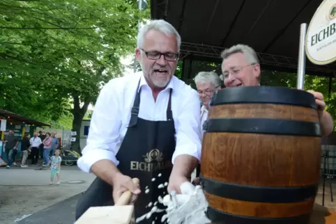 Dudenhofens ehemaliger Bürgermeister Peter Eberhard beim Fassbieranstich: Nun übernimmt diese Aufgabe Jürgen Hook. 