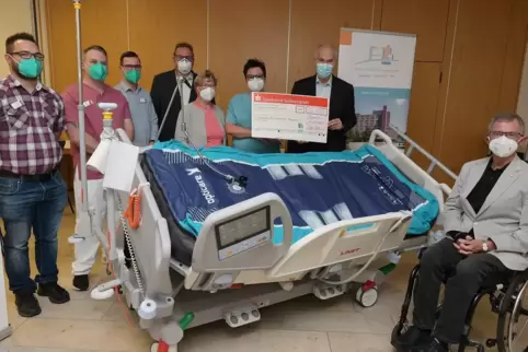 Der Förderverein Patientenforum (rechts Vorsitzender Rigo Meyer) spendet ein Multicare X-Bett für Krankenhaus: von links Betrieb
