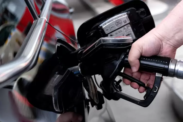 Den Tankrüssel reinstecken – und sich über die hohen Spritpreise ärgern: Alltag für Autofahrer. 