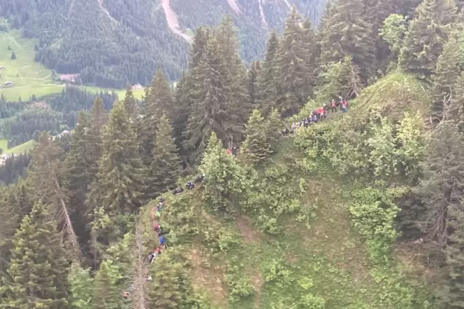 Blick aus dem Rettungshubschrauber auf die Maxdorfer Schülergruppe. Das Foto haben die Bergwacht und die österreichische Polizei