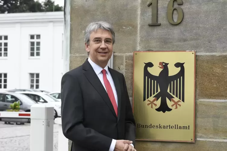 Andreas Mundt, Präsident des Bundeskartellamtes, steht am Sitz seiner Behörde in Bonn. 