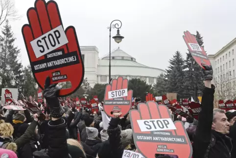 Demonstration im März 2018 gegen die Verschärfung des Abtreibungsgesetzes vor dem polnischen Parlament