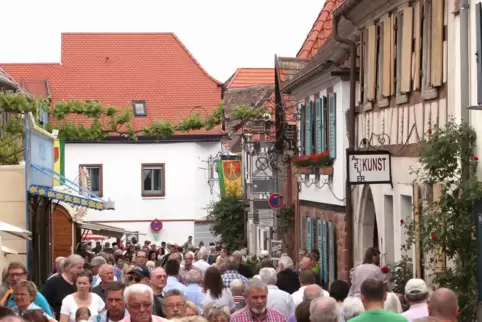 Beim Heimat- und Blütenfest verwandelt sich die Theresienstraße in Rhodt in eine Festmeile. Hier eine Aufnahme aus Zeiten vor de