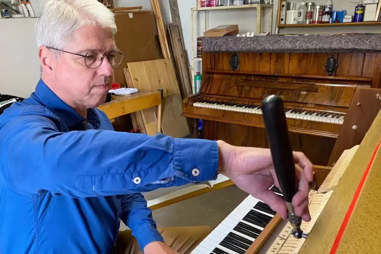 Vor 35 Jahren begann der Niedersimter Hardy Moser seine Ausbildung zum Klavierbauer. Der 54-Jährige stimmt Klaviere im Südwesten