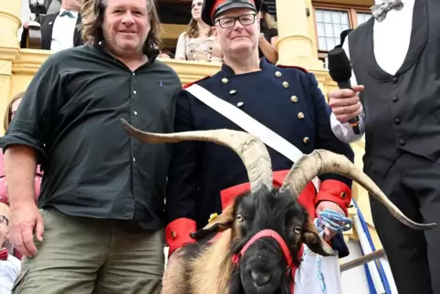 Frank Zimmer (links) hat Geißbock Anton für 2100 Euro ersteigert hat. 