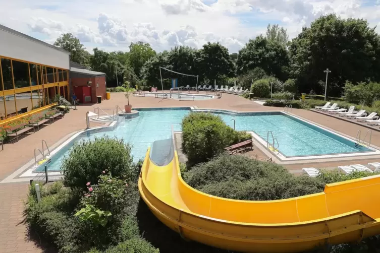 Im Schifferstadter Freibad f&uuml;hrt die etwa 35 Meter lange Rutsche direkt ins Au&szlig;enbecken. 