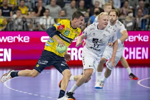 Andy Schmid zieht an Patrick Wiencek vorbei. 