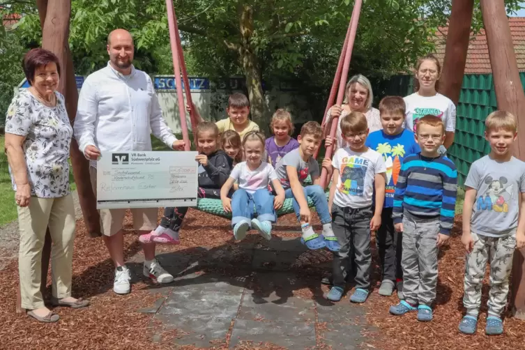 Fabian Escher (zweiter von links) überreicht die Spende in Höhe von 6000 Euro an den Kinderschutzbund in Pirmasens.