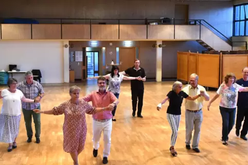 Die Paare des Tanzsportclubs beim Training in Wachenheim. 