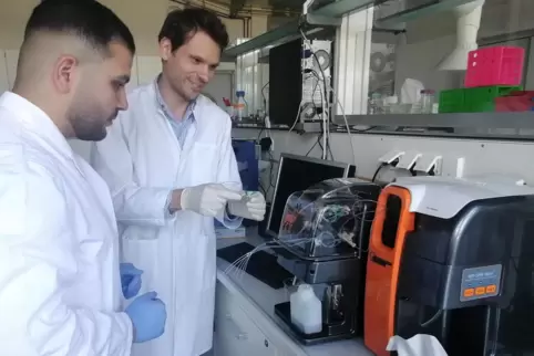 Alexey Tarasov erklärt seinem Studenten Nasralla Nasseredine (links) im Labor einen hochauflösenden Biosensor.
