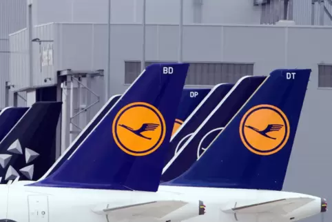 Trotz gestiegenen Verkehrsaufkommens bleiben viele Lufthansa-Maschinen am Boden.
