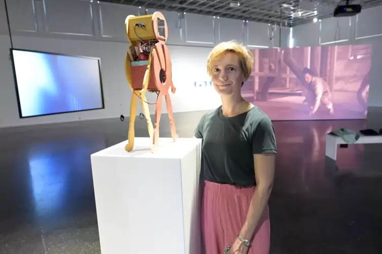 In ihrem Werk denkt die Wiener Künstlerin Marlies Pöschl über soziale Fragen und technologischen Fortschritt nach. „Von Dystopie